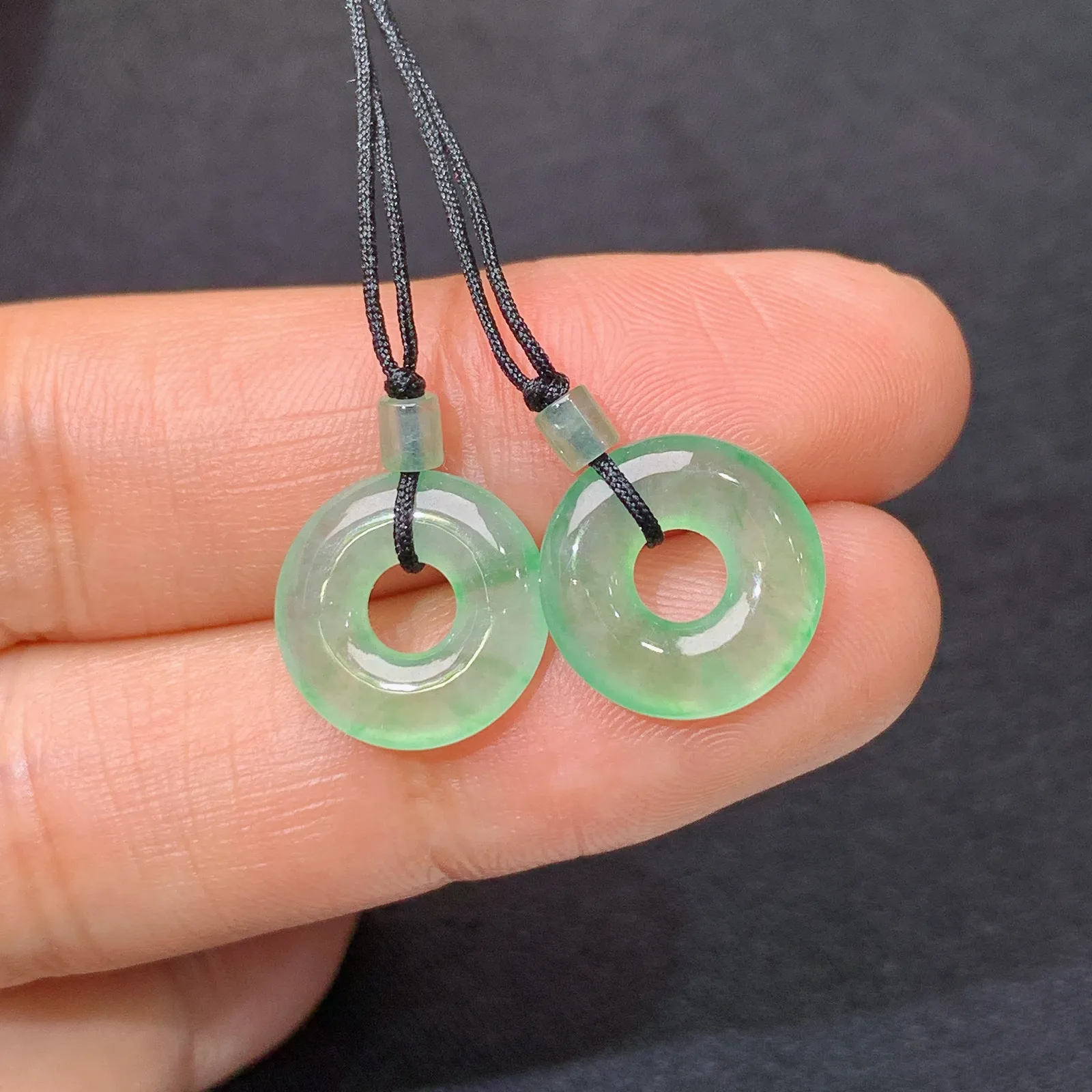 冰晴底甜甜圈一对，镶嵌佳品，冰润细腻，种水足，001取一尺寸11.8*2.3