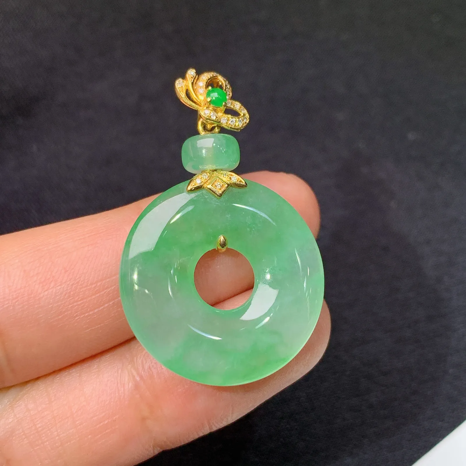 冰飘绿甜甜圈吊坠，18k金钻镶嵌，玉质细腻，种水足，Xu整体尺寸35.5*23.1*3.9