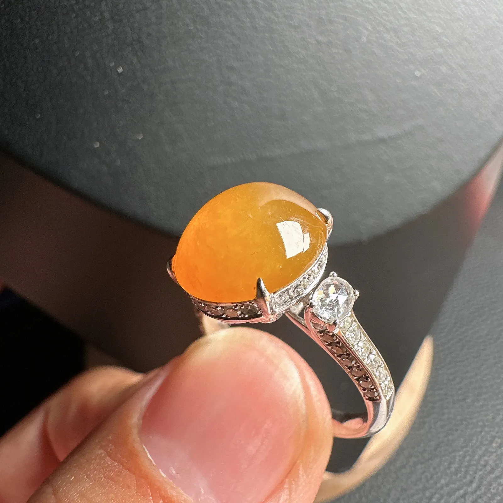 冰黄翡天然色小馒头戒指，经典裸镶。