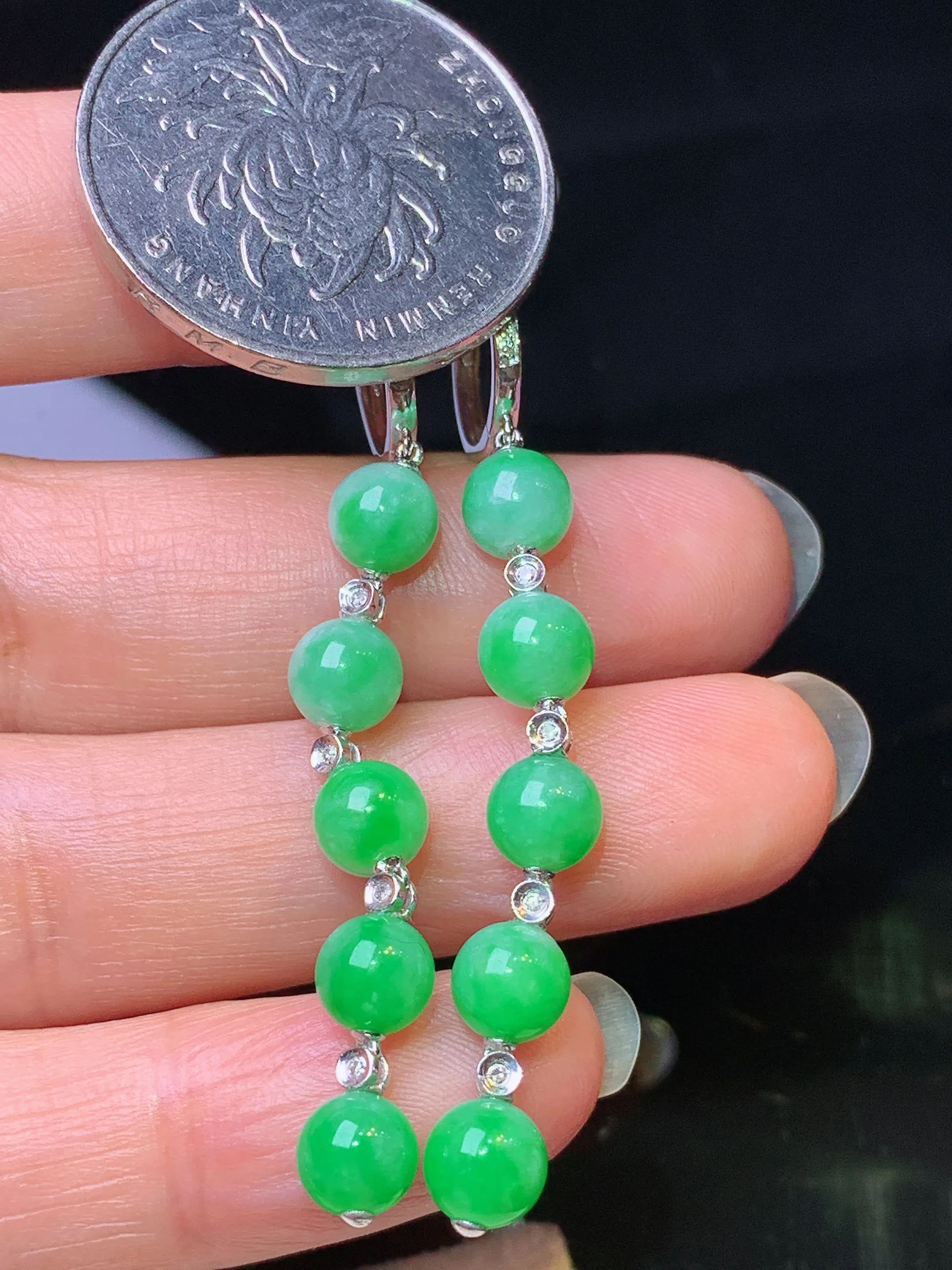 18k金钻镶嵌翠绿圆珠耳坠 玉质细腻 水润亮眼 整体尺寸52.5*5.7