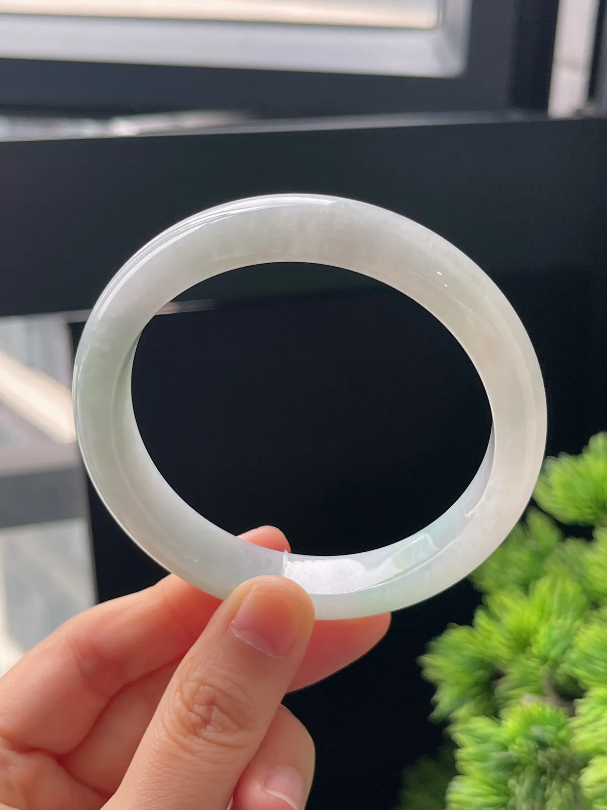 正圈58.7圈口，翡翠冰糯种飘绿手镯