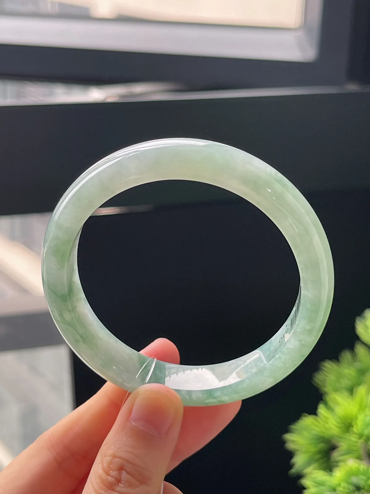 正圈57.3圈口，翡翠糯化种飘绿手镯