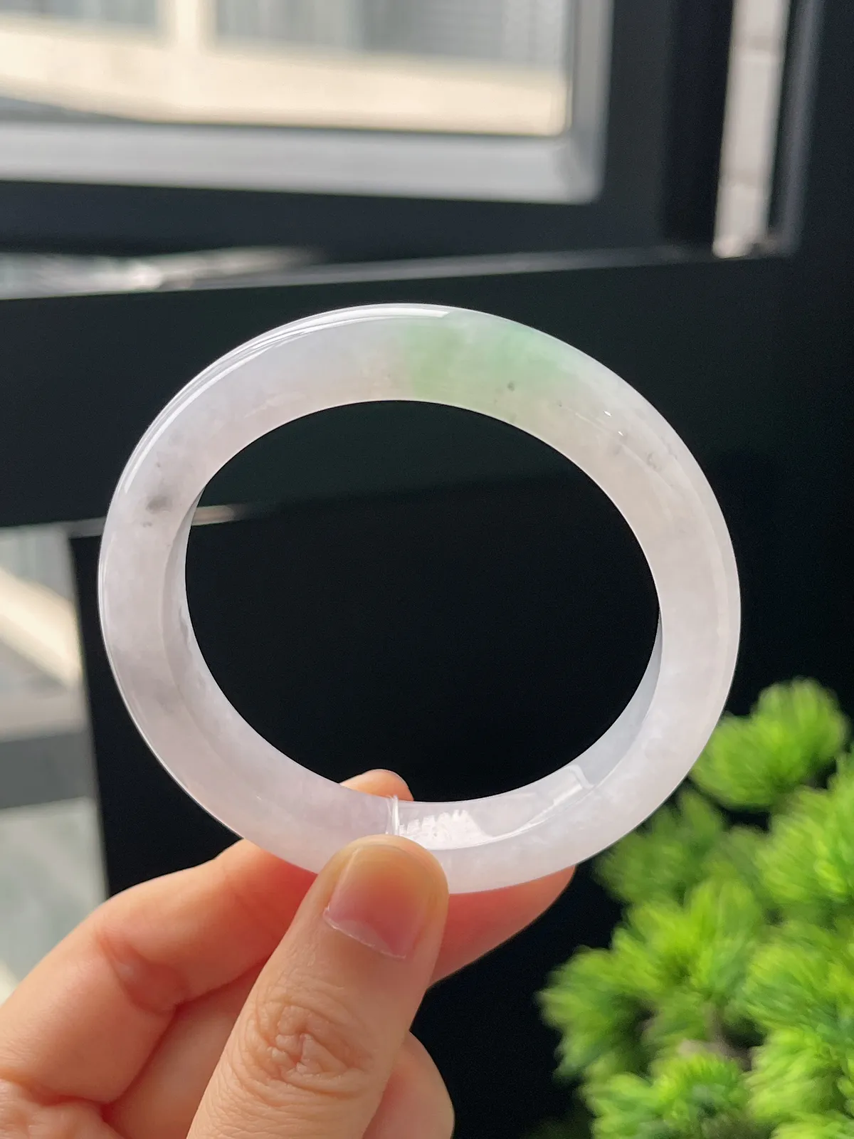 正圈52.5圈口，翡翠冰糯种飘绿手镯