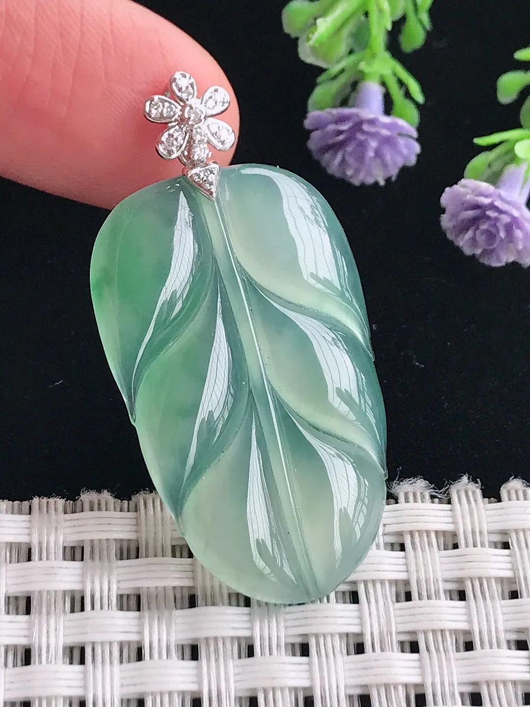 实拍A货翡翠33.8/21/3.6老坑18k金镶嵌冰种冰晴绿叶子吊坠翡翠挂件