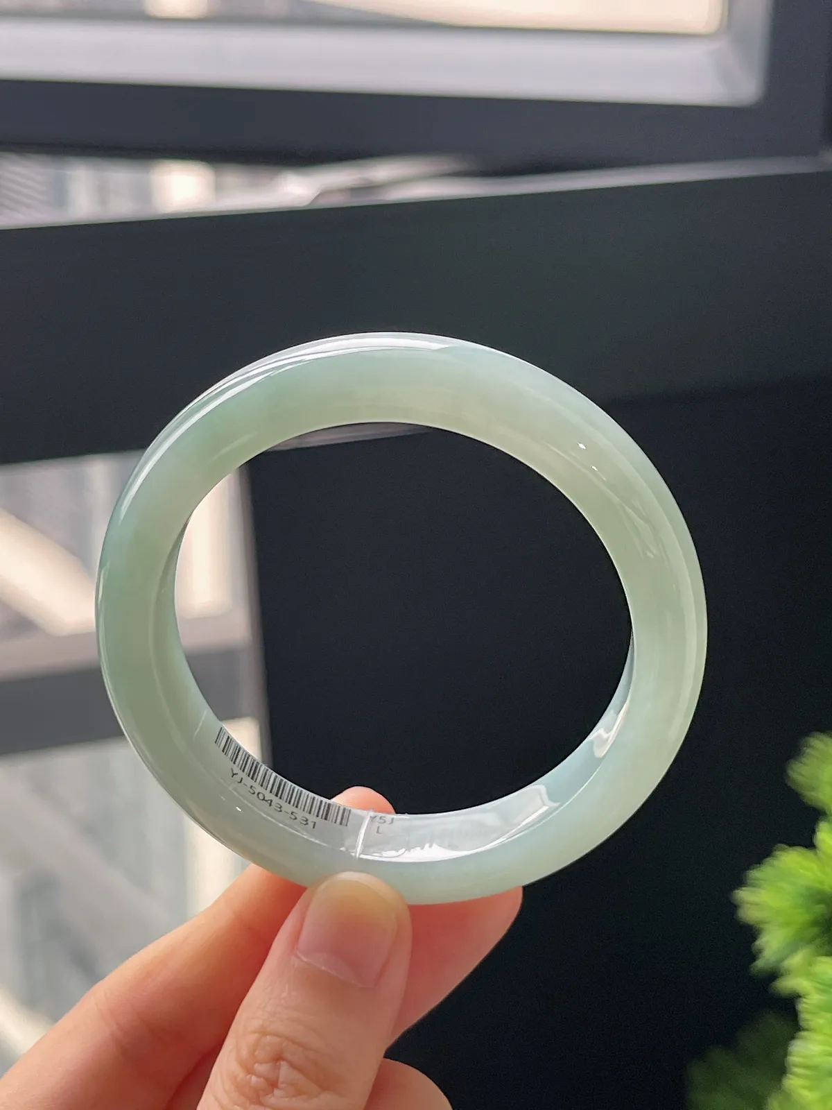 正圈54圈口，翡翠冰糯种浅绿色手镯