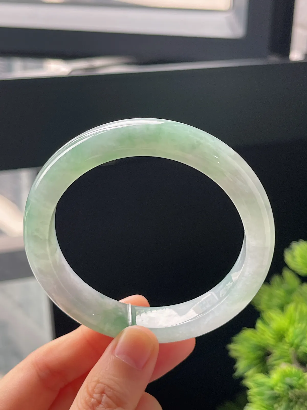 正圈58.3圈口，翡翠糯化种飘绿手镯