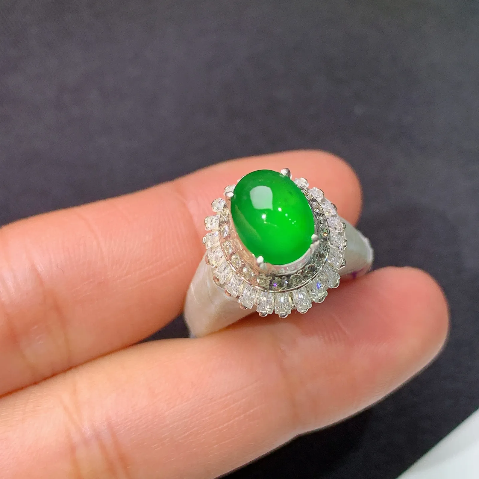 冰阳绿蛋面铜托戒指，镶嵌佳品，冰润色阳，种水足裸石尺寸8.5*6.3*3