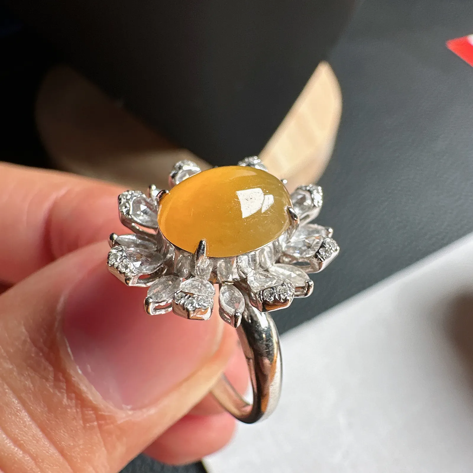 接近玻璃底的老坑冰黄戒指，经典款。