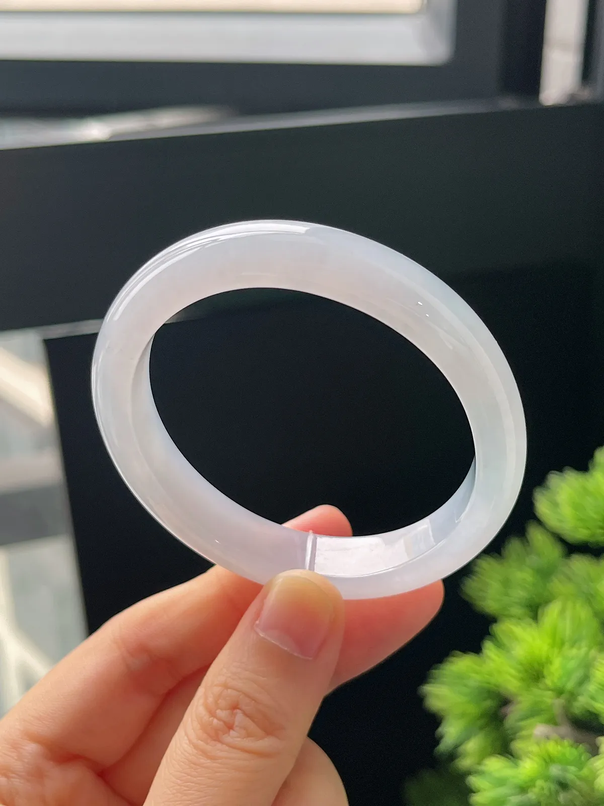 贵妃镯51.5圈口，翡翠冰糯种淡蓝色手镯