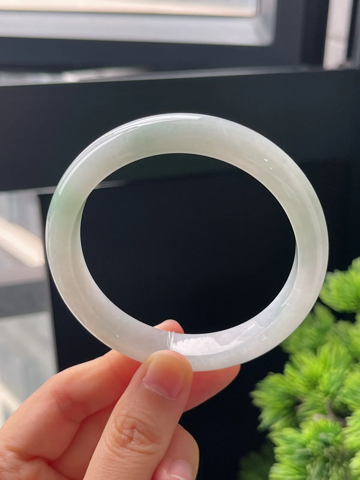 正圈58.7圈口，翡翠冰糯种飘绿手镯