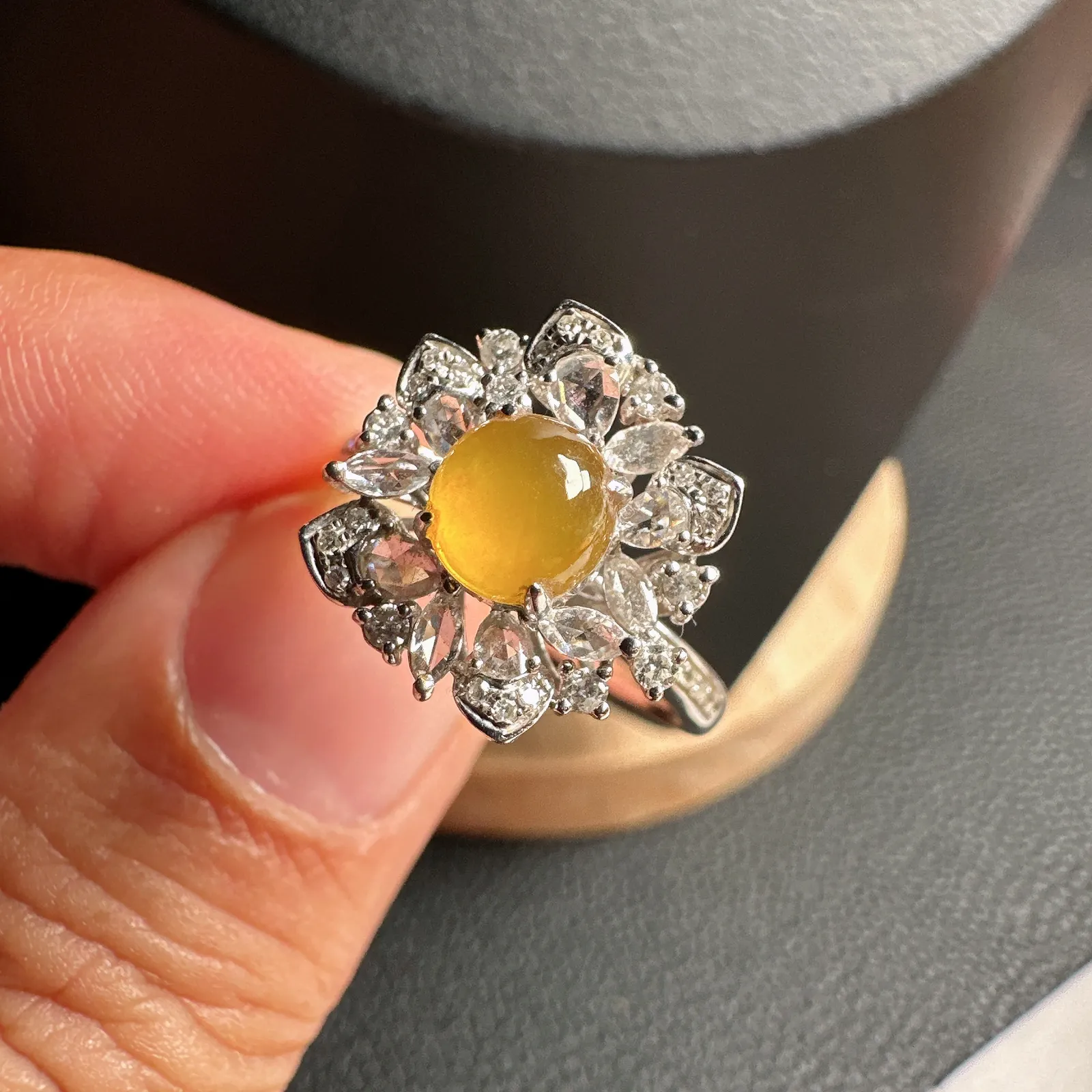 玻璃底冰黄小戒指，种好光度足，珍藏品质。