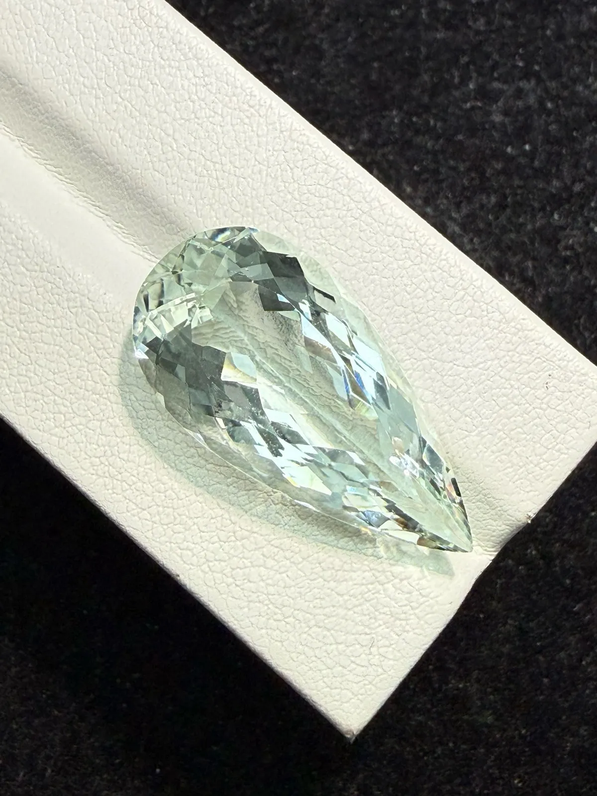 20.235克拉天然海蓝宝戒面裸石，颜色超美，火彩超好，尺寸：28.9*14.4*9.1mm