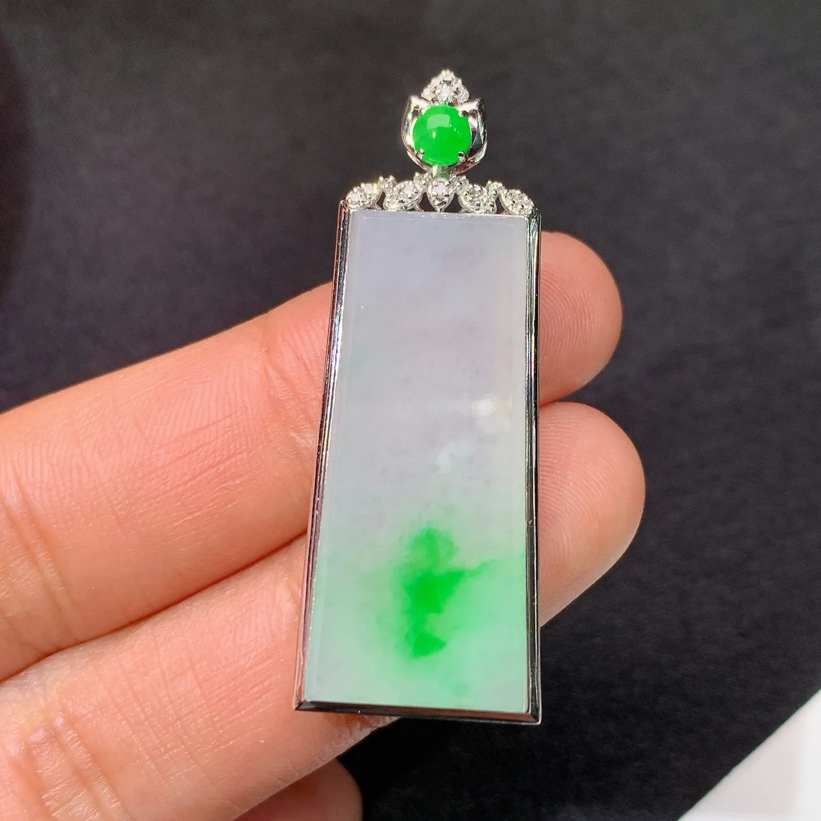 冰飘绿无事牌吊坠，18k金镶嵌，冰润色阳，种水足，Hl整体尺寸40*15*5.3