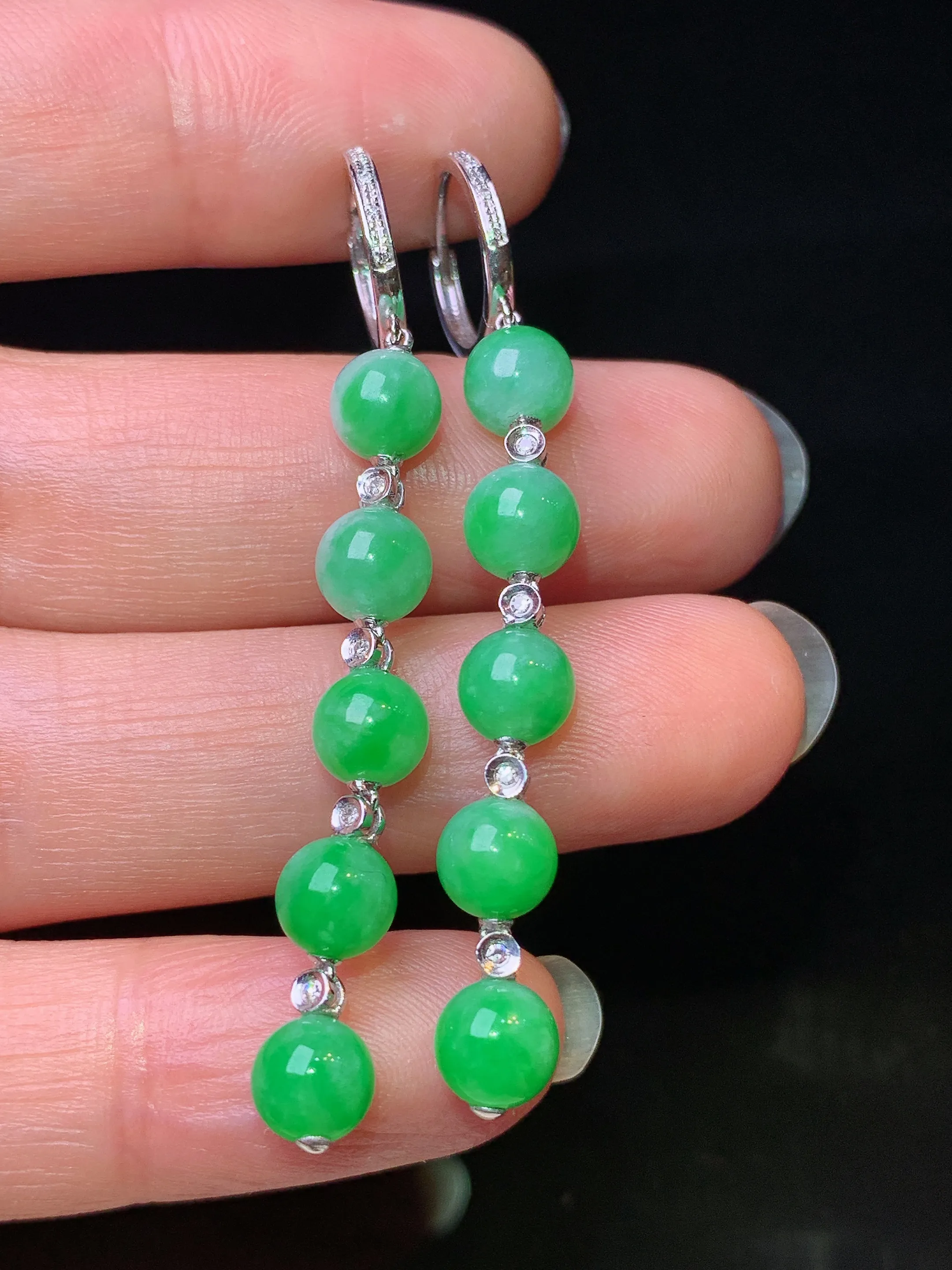 18k金钻镶嵌翠绿圆珠耳坠 玉质细腻 水润亮眼 整体尺寸52.5*5.7