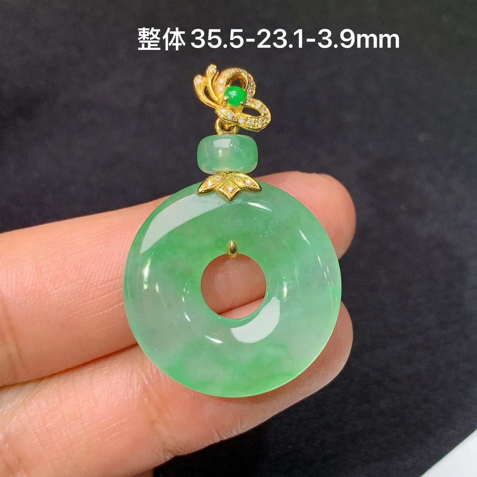 冰飘绿甜甜圈吊坠，18k金钻镶嵌，玉质细腻，种水足，Xu整体尺寸35.5*23.1*3.9