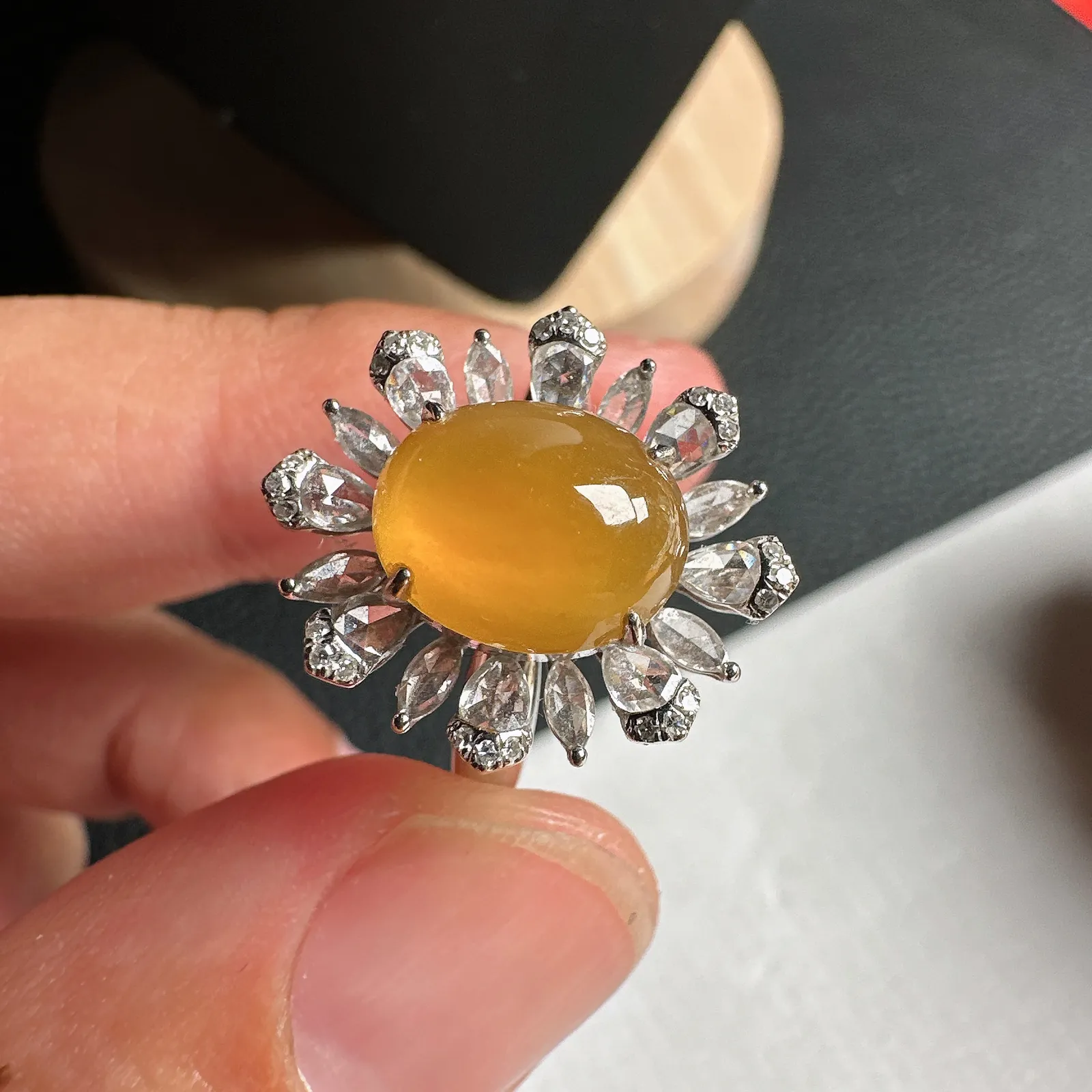 接近玻璃底的老坑冰黄戒指，经典款。