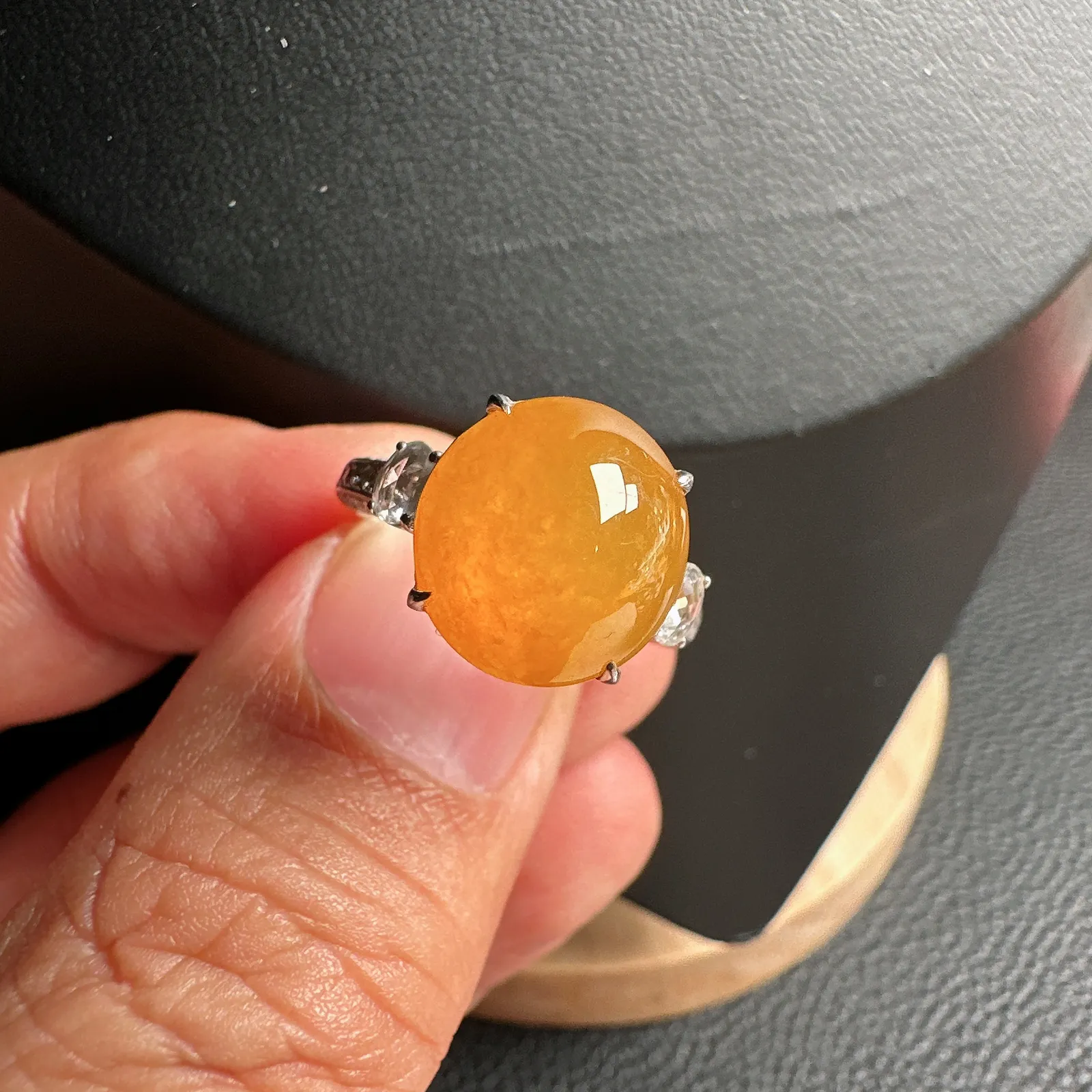 冰黄翡天然色小馒头戒指，经典裸镶。