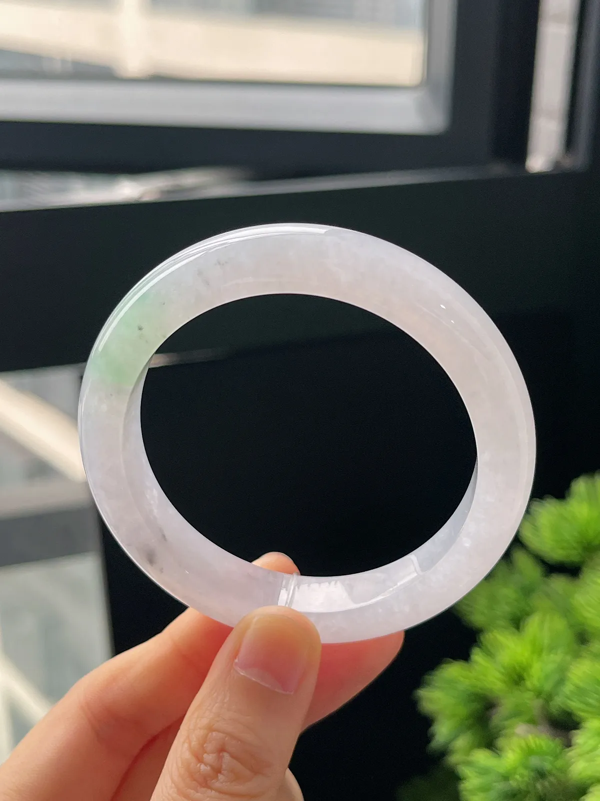 正圈52.5圈口，翡翠冰糯种飘绿手镯