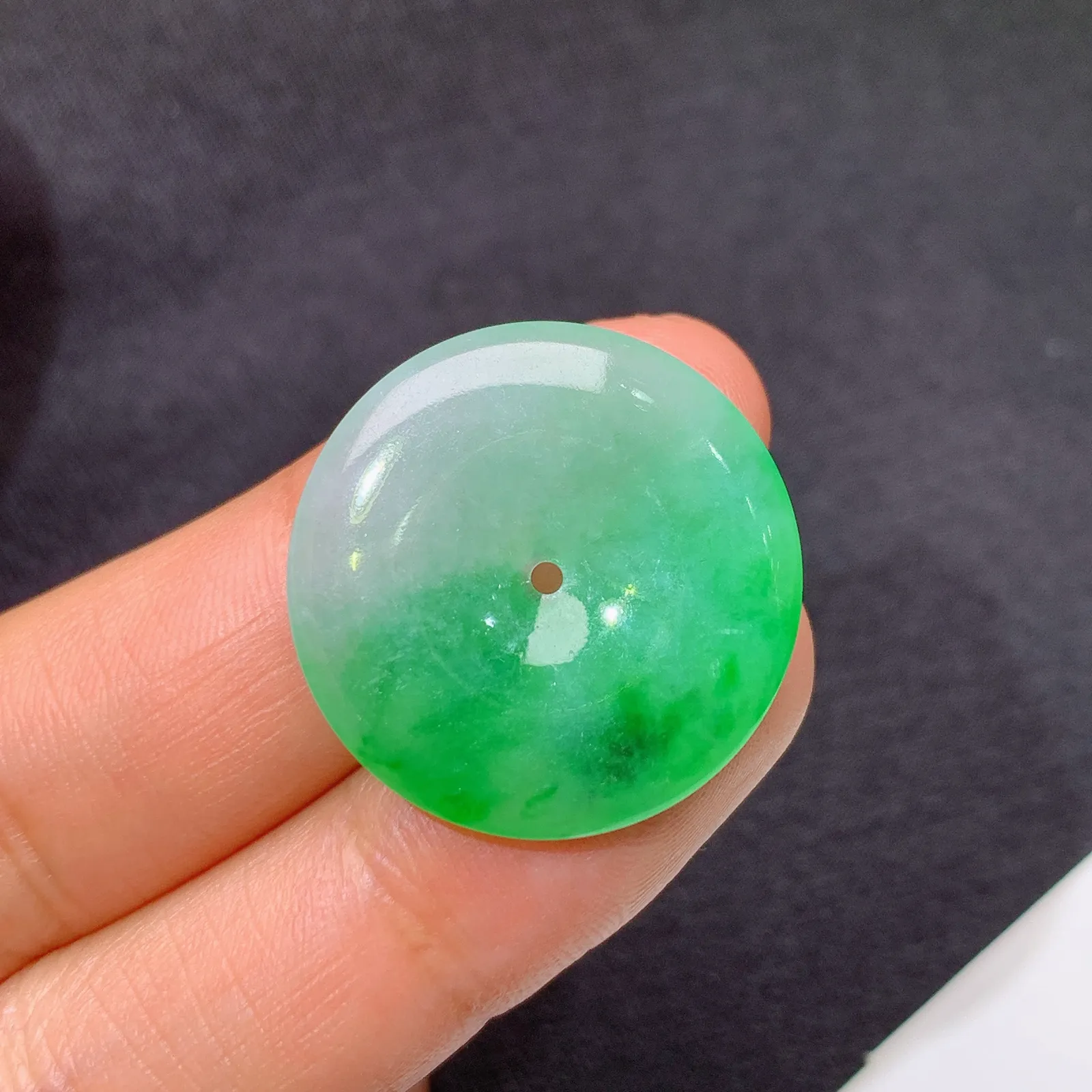 飘绿平安扣，清新色阳，玉质细腻，种水足，Fuy整体尺寸23.5*3.6