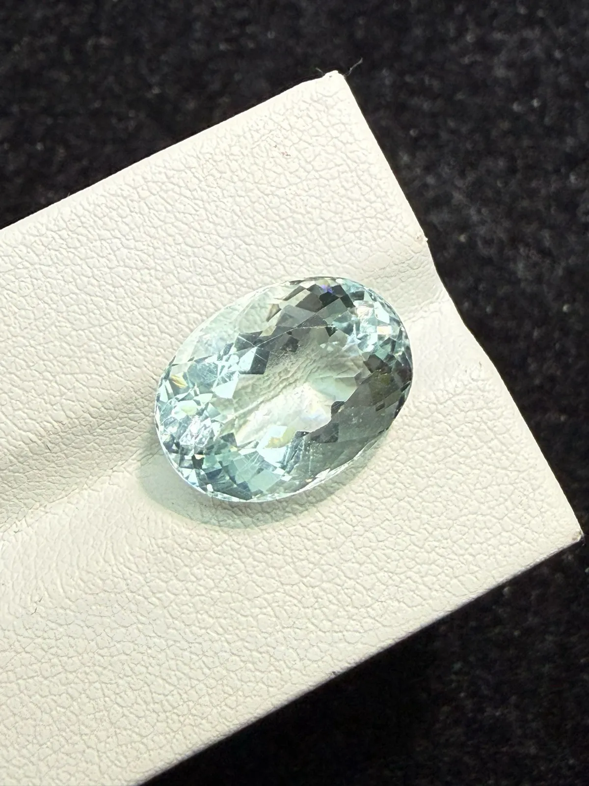 7.18克拉天然海蓝宝戒面裸石，颜色超美，火彩超好，尺寸：14.6*10.8*7.9mm