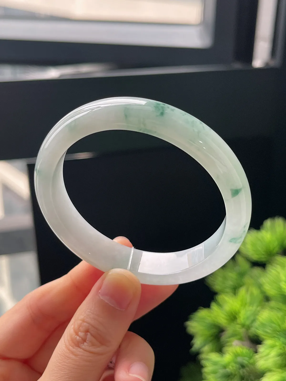 贵妃镯54圈口，翡翠冰糯种飘绿手镯