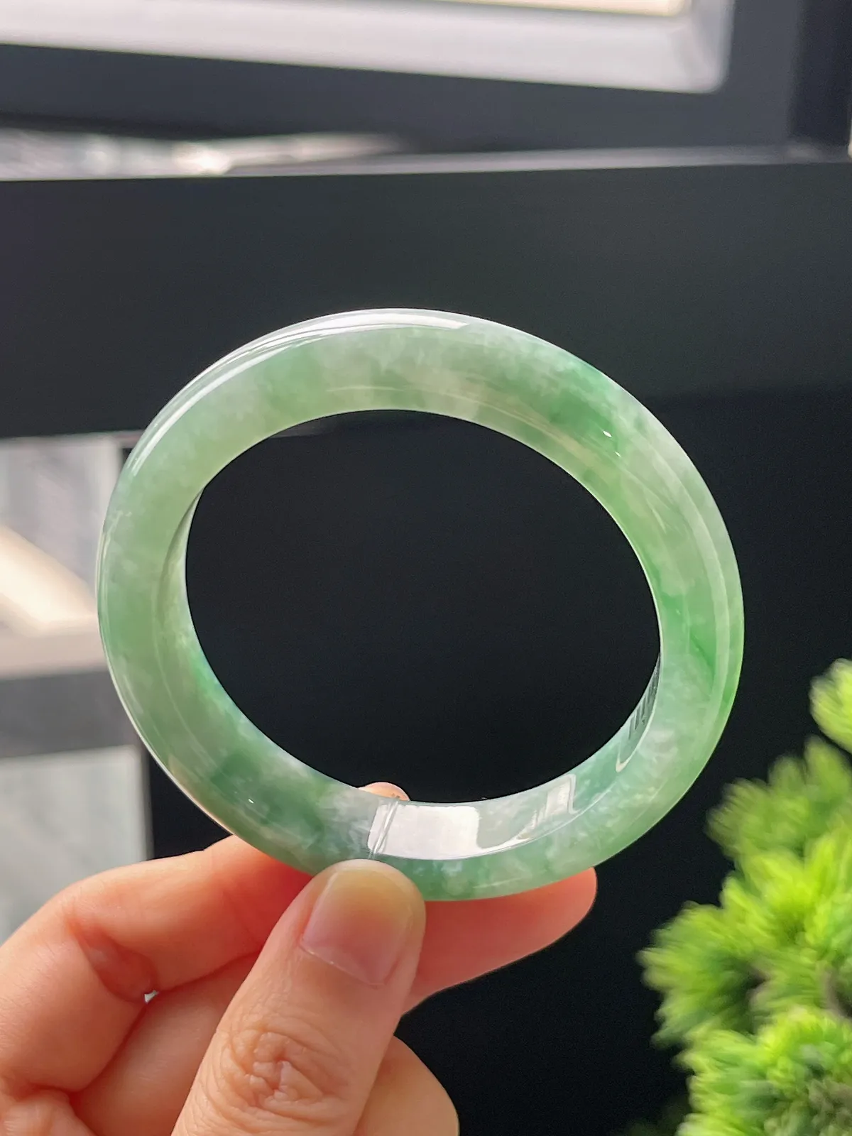 正圈52.4圈口，翡翠糯化种飘绿手镯