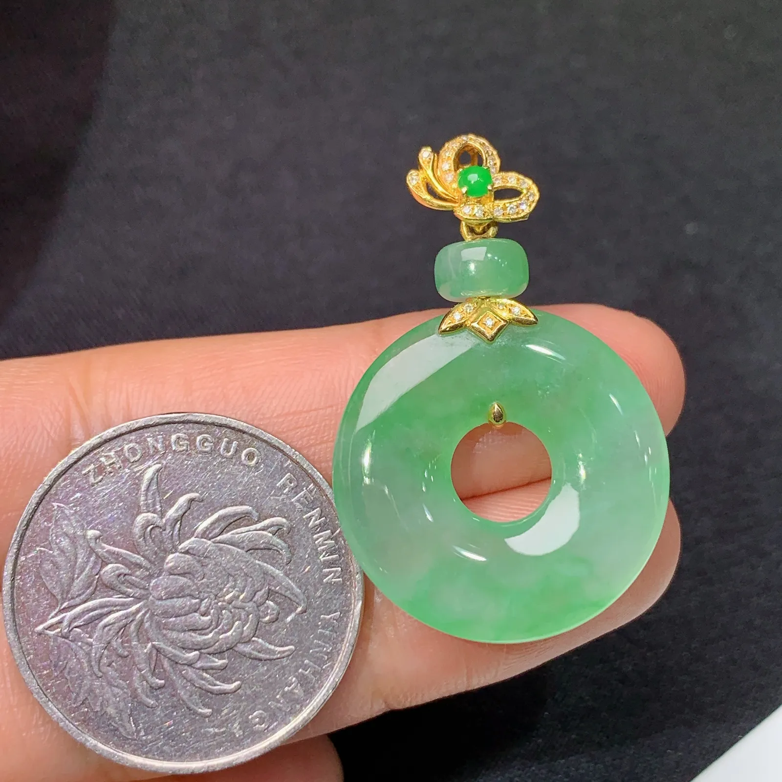 冰飘绿甜甜圈吊坠，18k金钻镶嵌，玉质细腻，种水足，Xu整体尺寸35.5*23.1*3.9