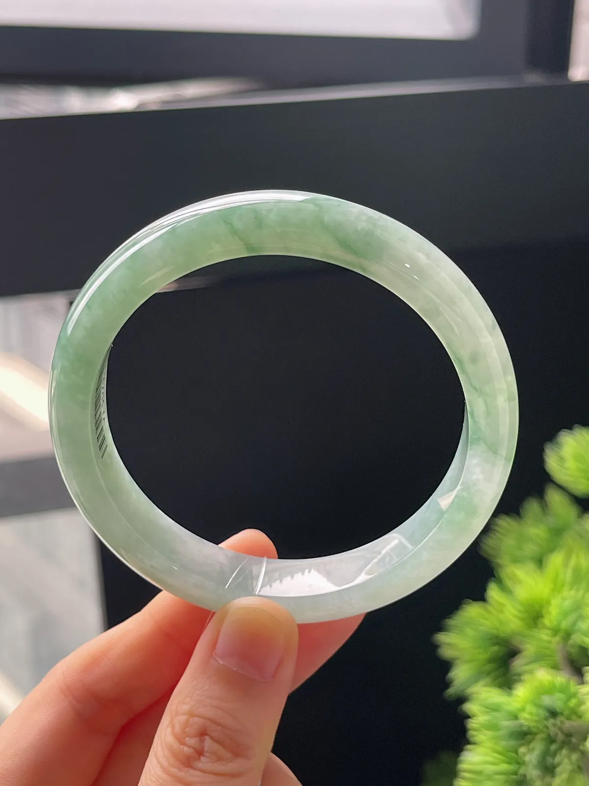 正圈57.3圈口，翡翠糯化种飘绿手镯