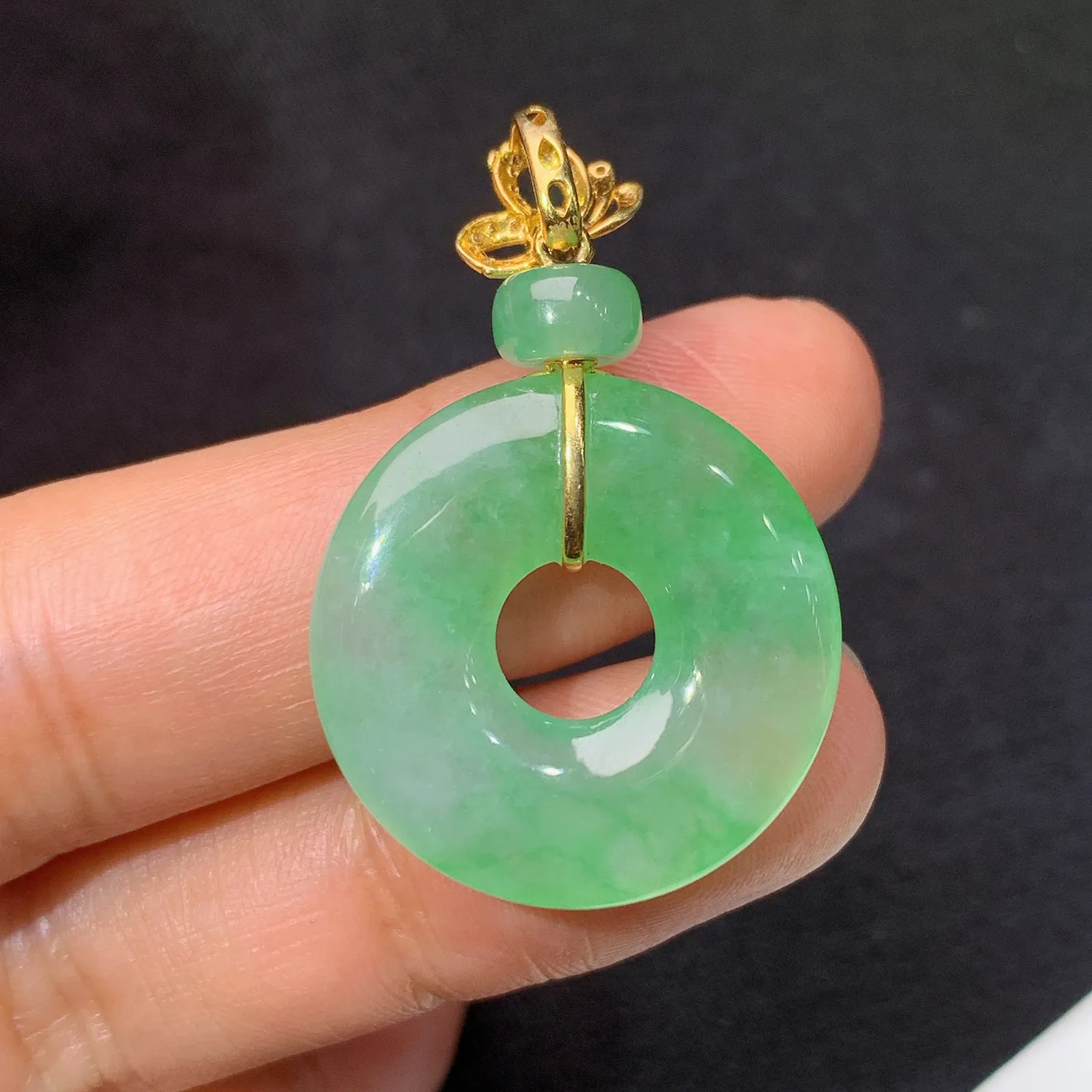 冰飘绿甜甜圈吊坠，18k金钻镶嵌，玉质细腻，种水足，Xu整体尺寸35.5*23.1*3.9
