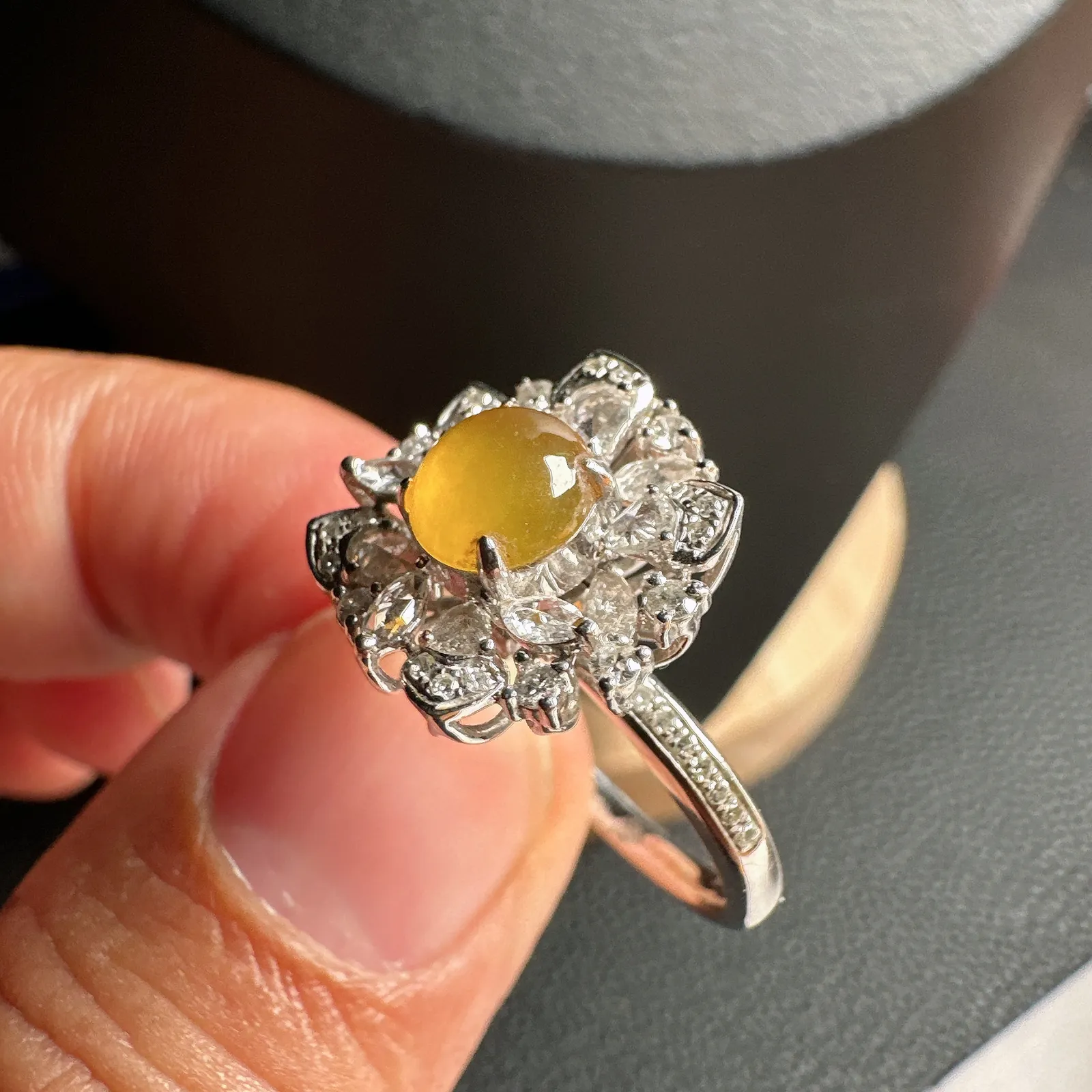 玻璃底冰黄小戒指，种好光度足，珍藏品质。