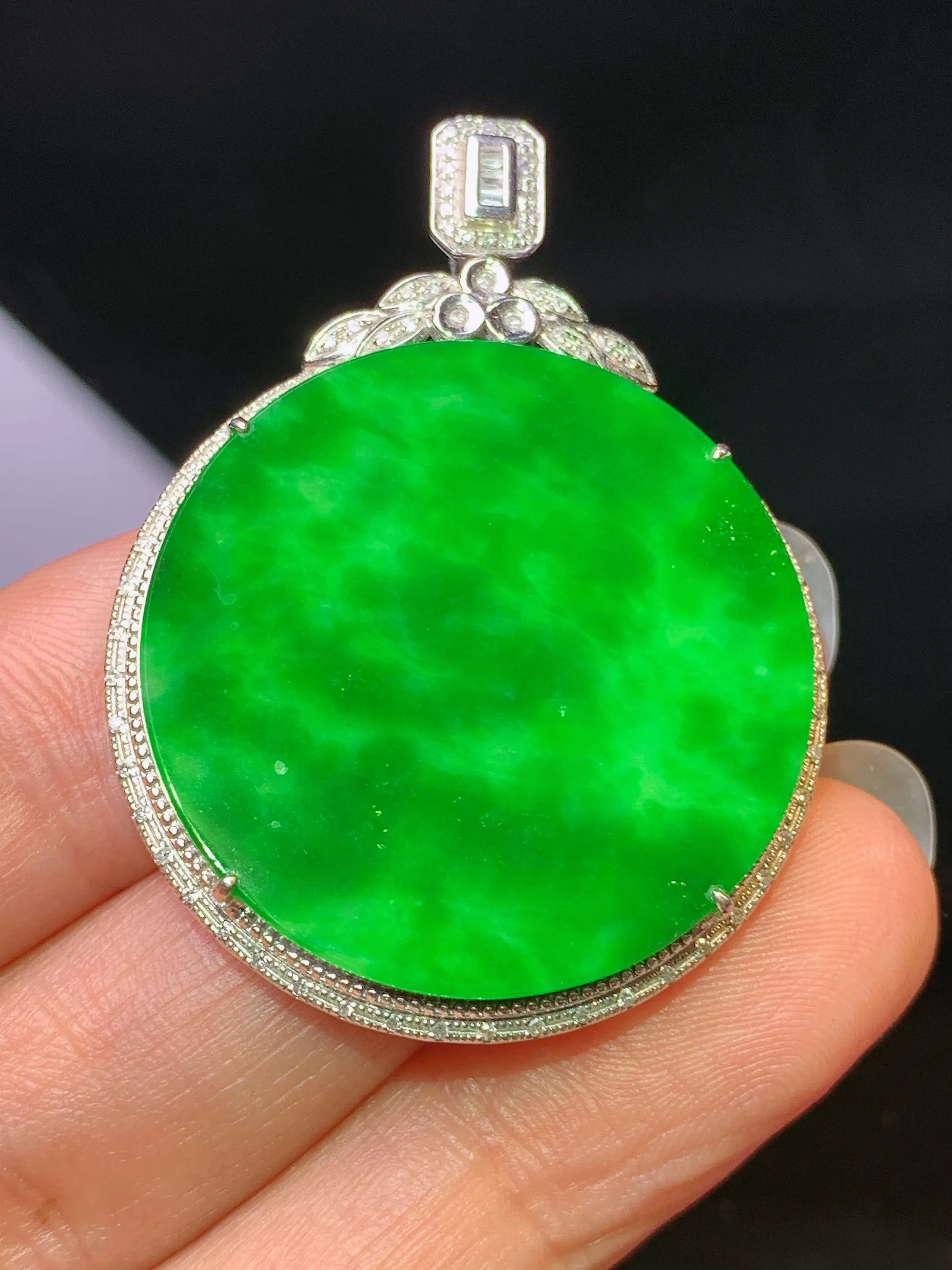 18k金钻镶嵌翠绿圆牌吊坠 玉质细腻 水润亮眼 整体尺寸41*30.8*6.3
