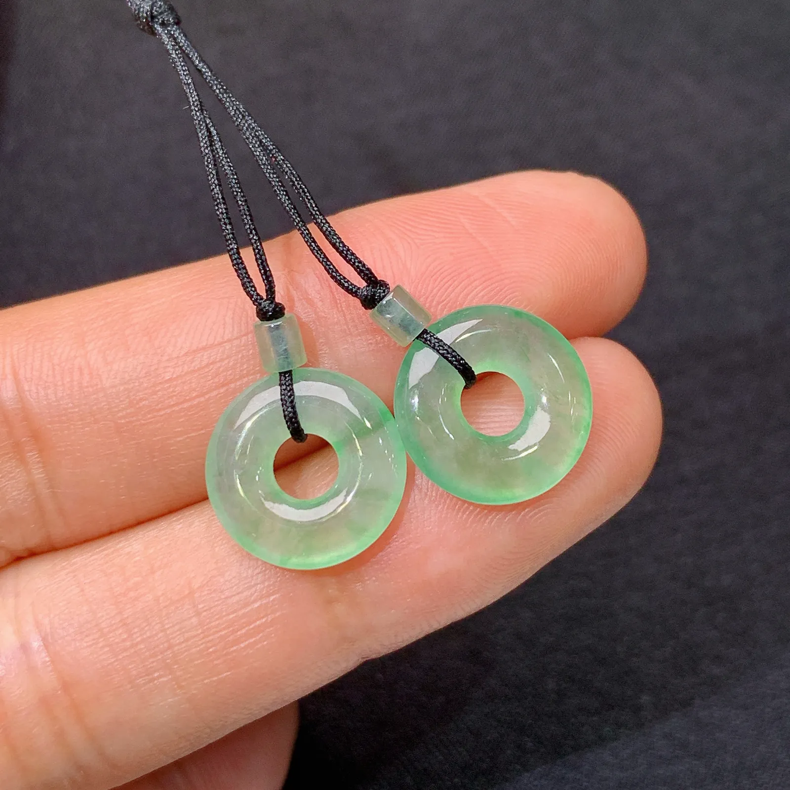 冰晴底甜甜圈一对，镶嵌佳品，冰润细腻，种水足，001取一尺寸11.8*2.3