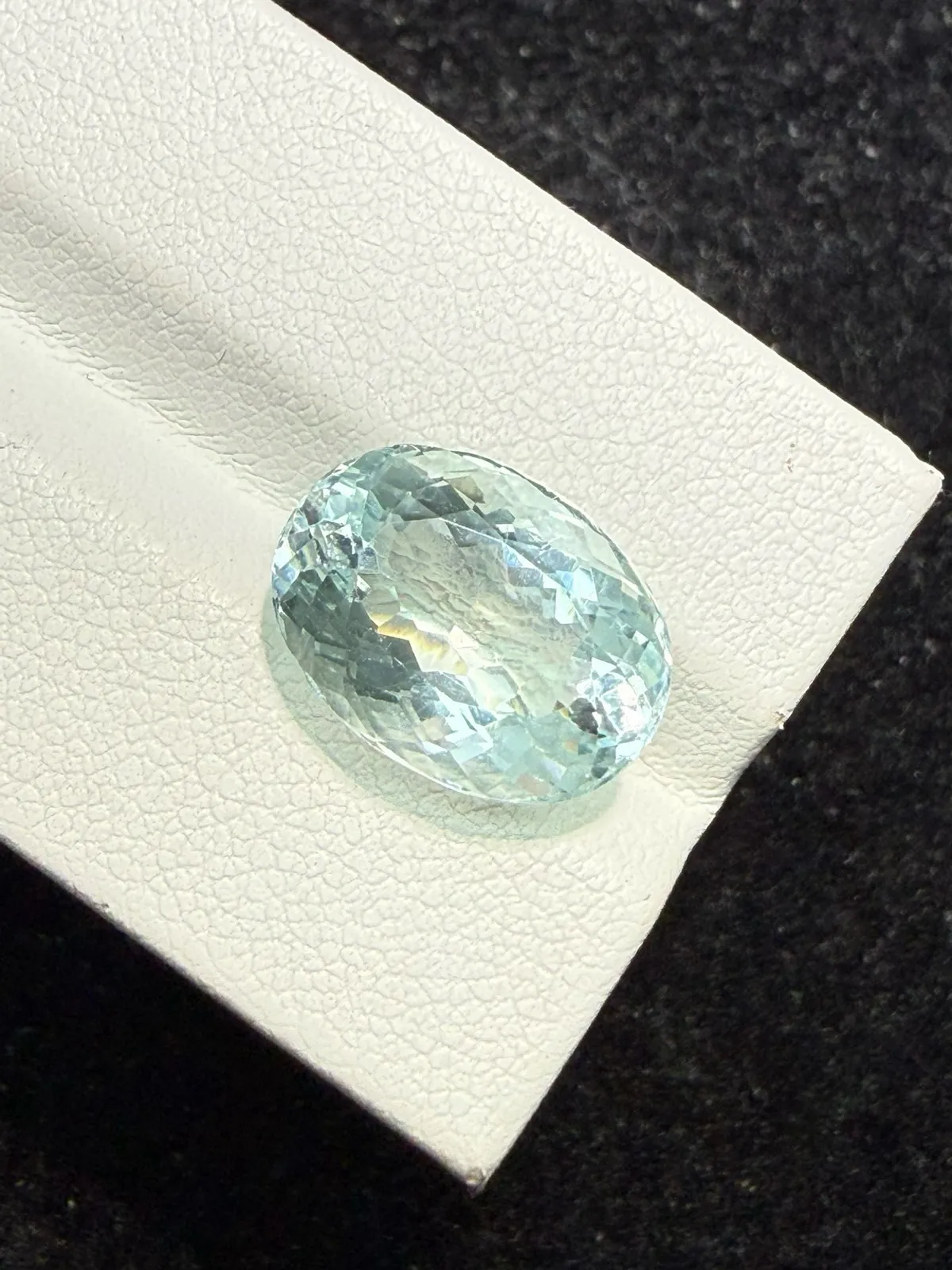 7.18克拉天然海蓝宝戒面裸石，颜色超美，火彩超好，尺寸：14.6*10.8*7.9mm