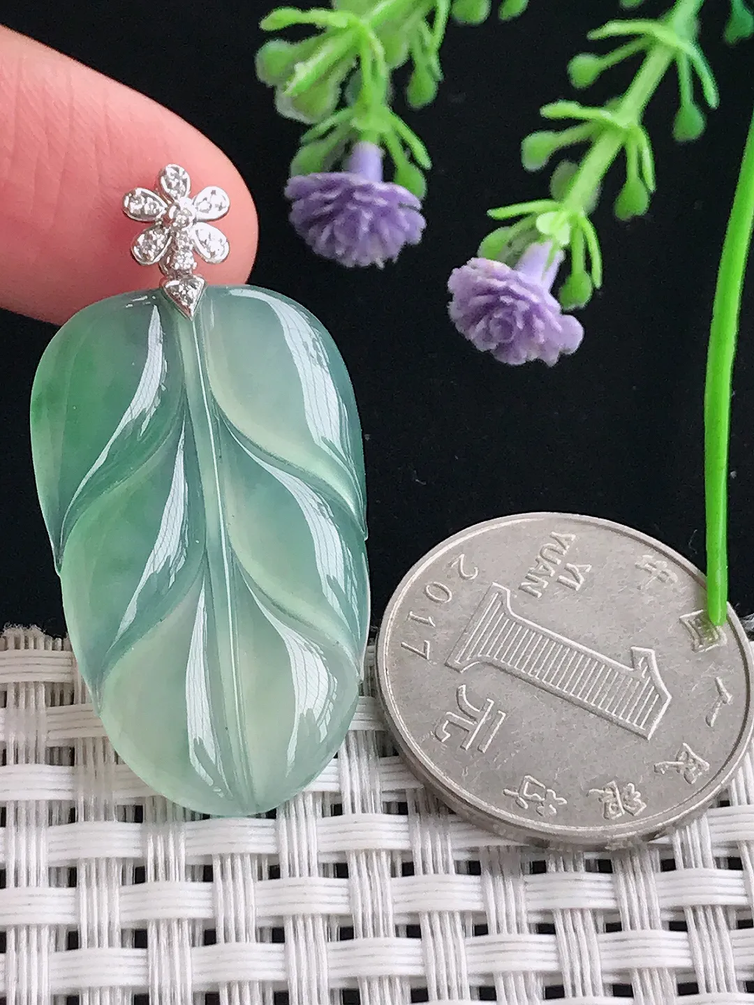 实拍A货翡翠33.8/21/3.6老坑18k金镶嵌冰种冰晴绿叶子吊坠翡翠挂件