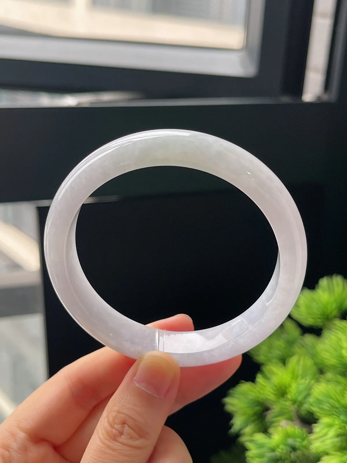 正圈59.2圈口，翡翠糯化种淡绿色手镯