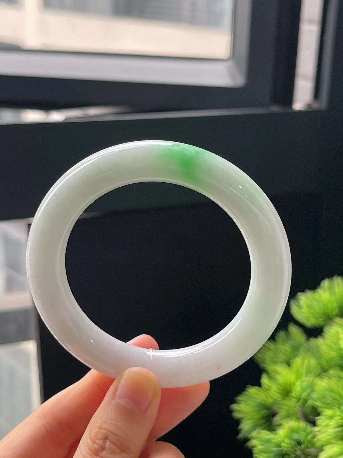 圆镯55.5圈口，翡翠糯化种飘绿手镯