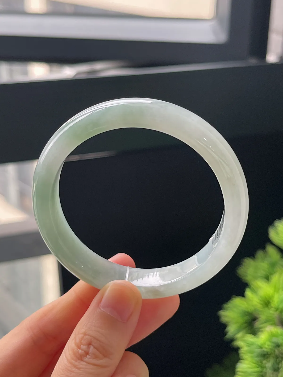 正圈54.5圈口，翡翠糯化种浅绿色手镯