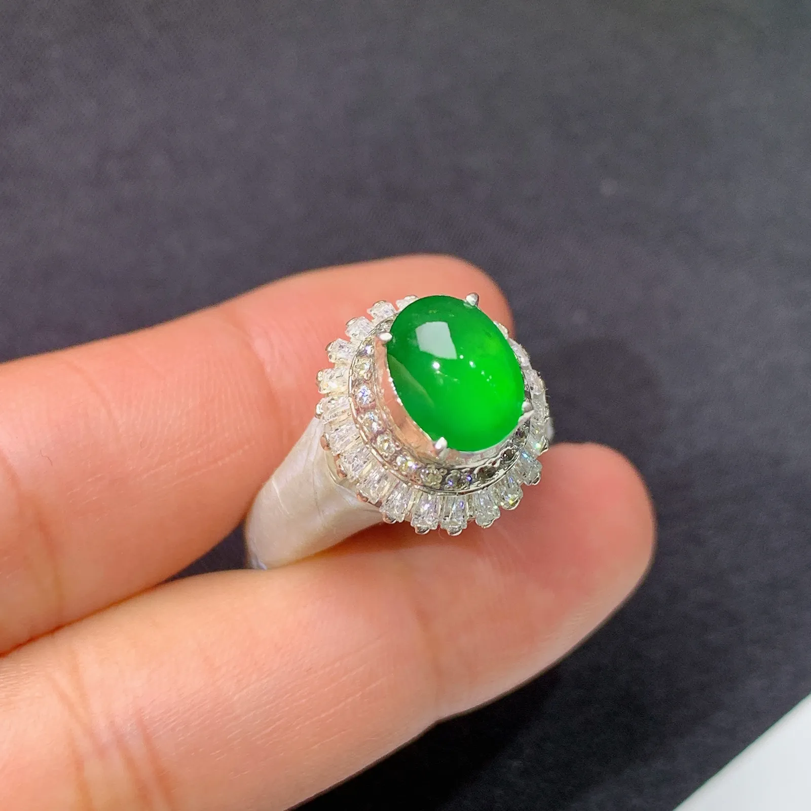 冰阳绿蛋面铜托戒指，镶嵌佳品，冰润色阳，种水足裸石尺寸8.5*6.3*3