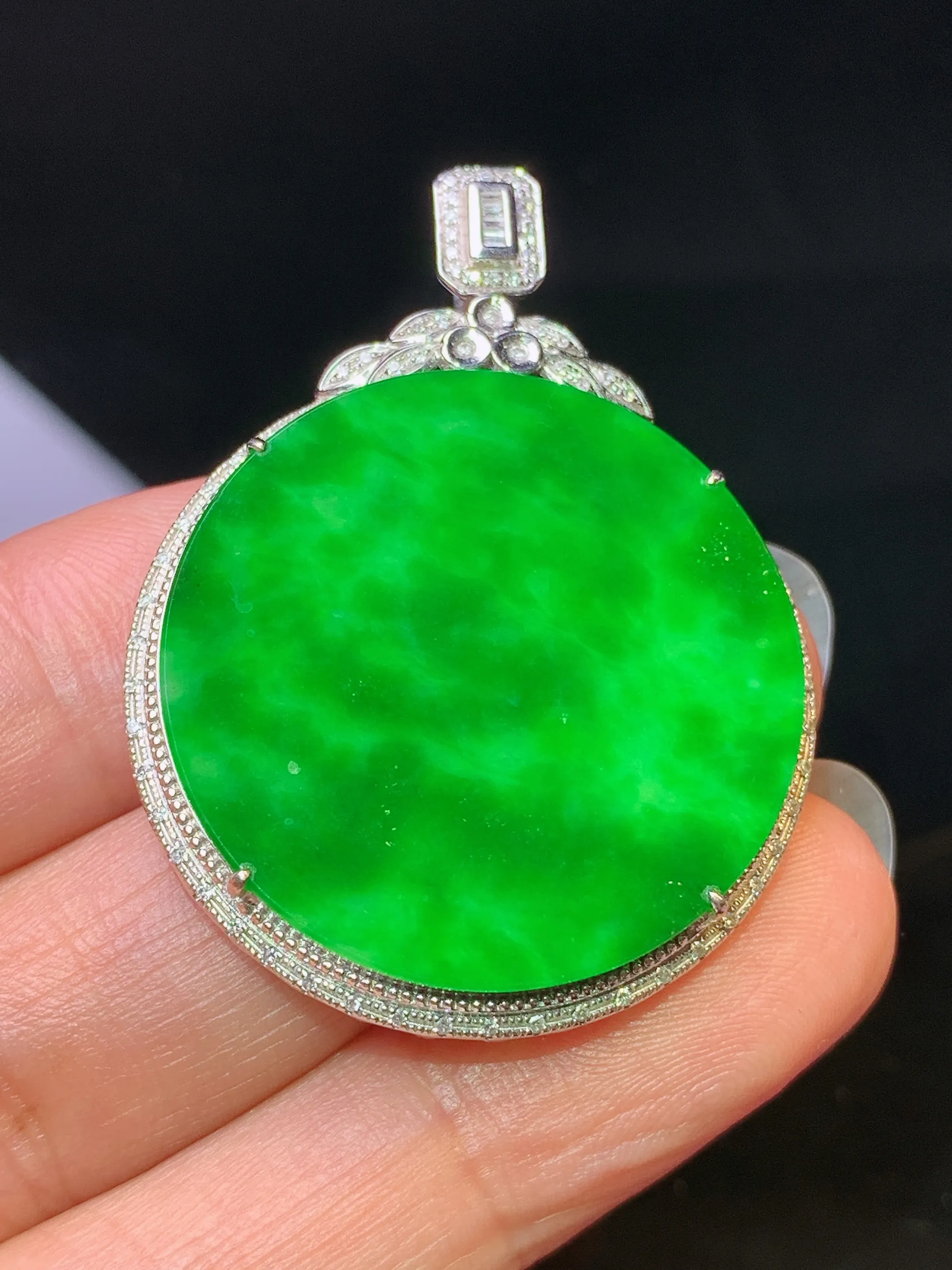 18k金钻镶嵌翠绿圆牌吊坠 玉质细腻 水润亮眼 整体尺寸41*30.8*6.3