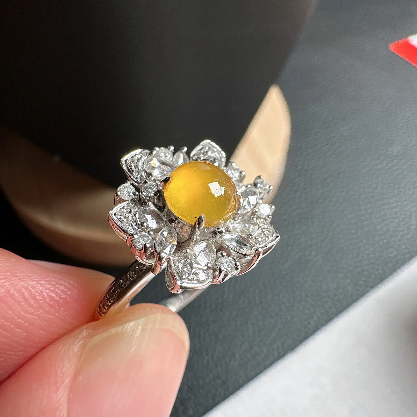 玻璃底冰黄小戒指，种好光度足，珍藏品质。