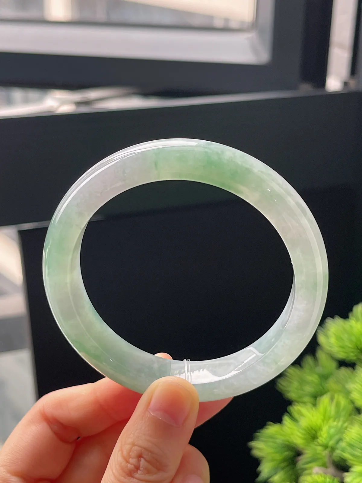 正圈58.3圈口，翡翠糯化种飘绿手镯