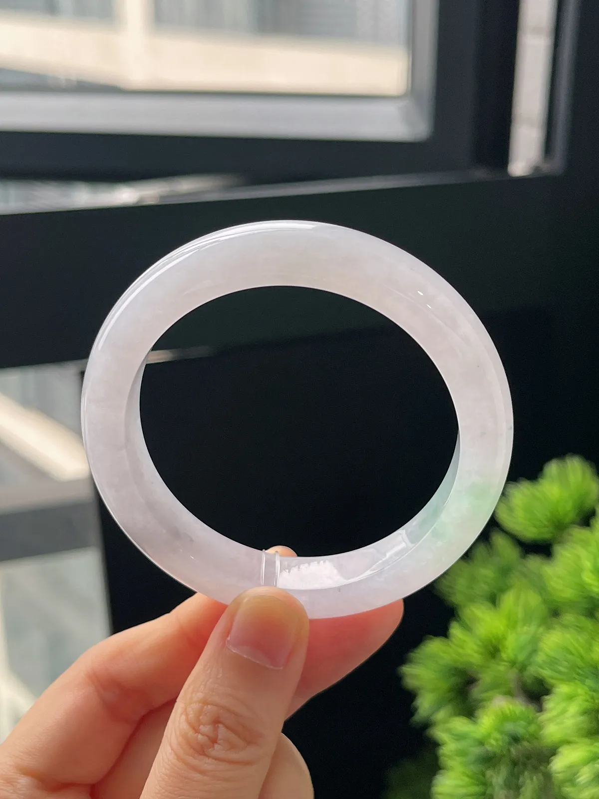 正圈52.5圈口，翡翠冰糯种飘绿手镯