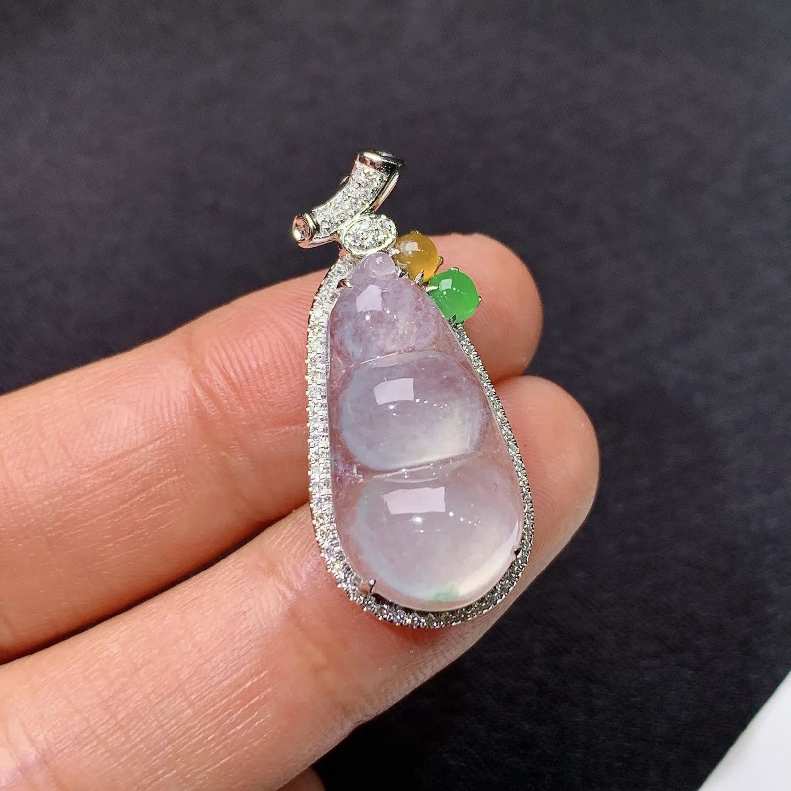 冰种福豆吊坠，18k金钻镶嵌，冰润饱满，玉质细腻，种水足，Fc整体尺寸29.7*13.4*8.5