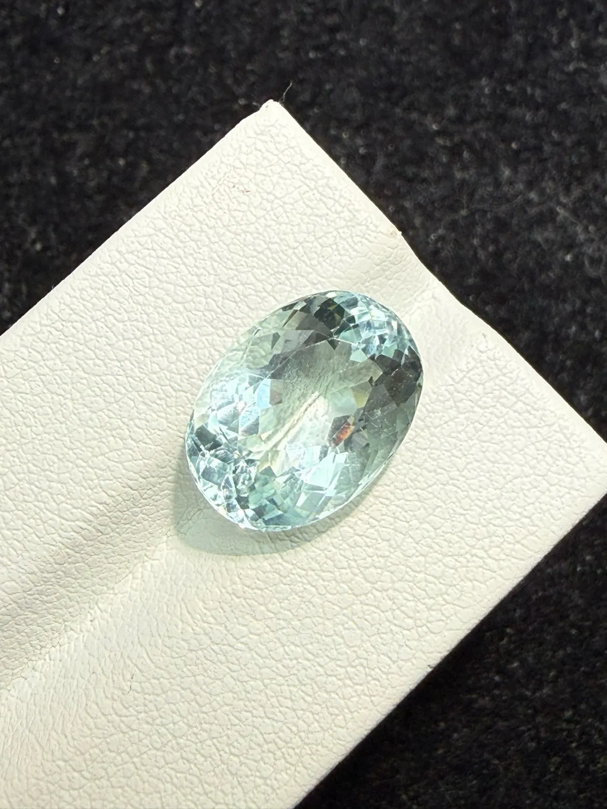 7.18克拉天然海蓝宝戒面裸石，颜色超美，火彩超好，尺寸：14.6*10.8*7.9mm