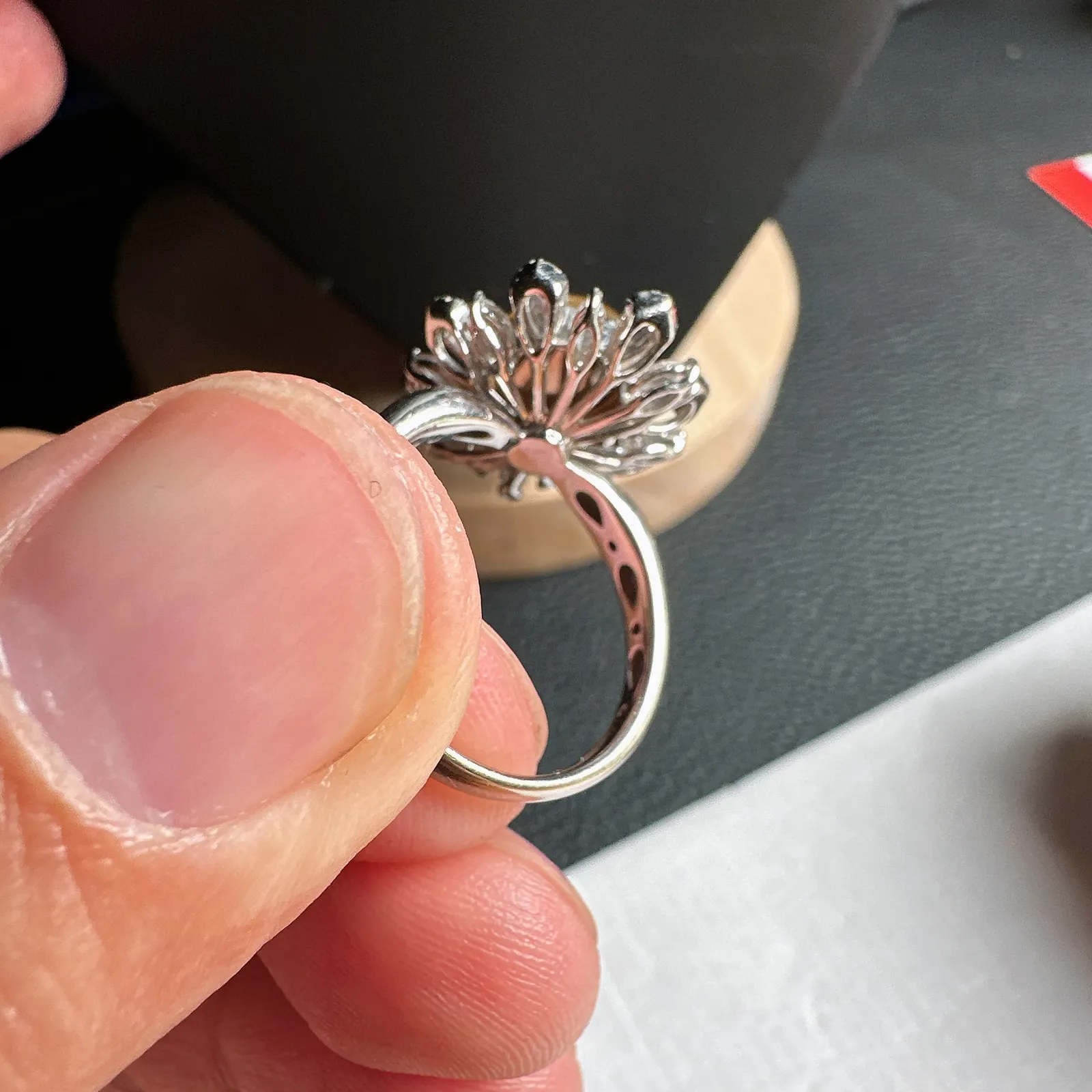 接近玻璃底的老坑冰黄戒指，经典款。