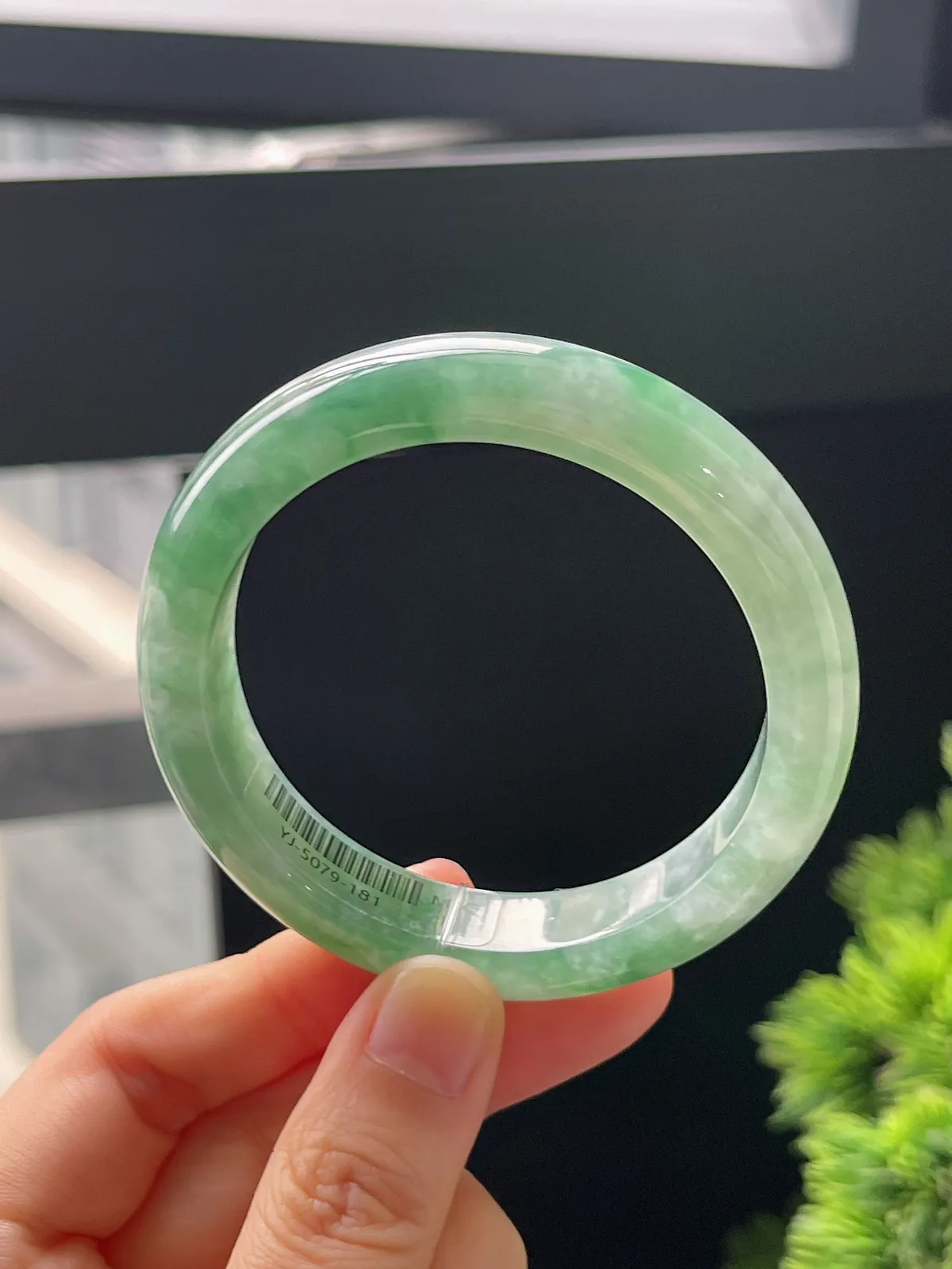 正圈52.4圈口，翡翠糯化种飘绿手镯