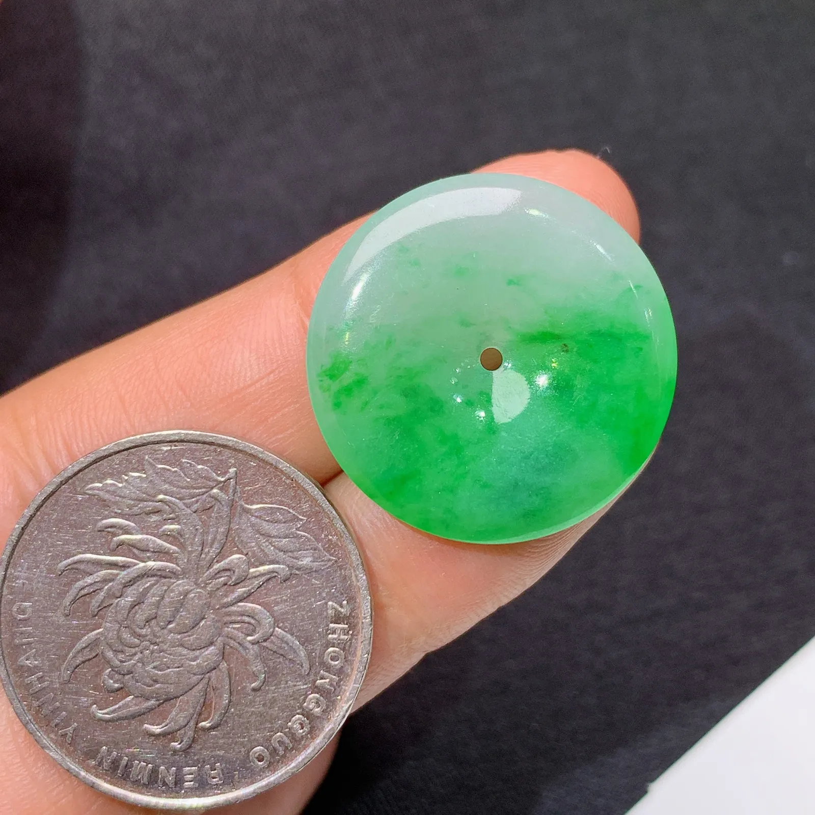 飘绿平安扣，清新色阳，玉质细腻，种水足，Fuy整体尺寸23.5*3.6