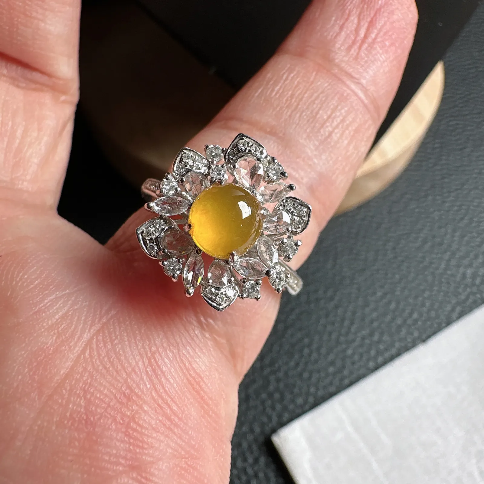 玻璃底冰黄小戒指，种好光度足，珍藏品质。