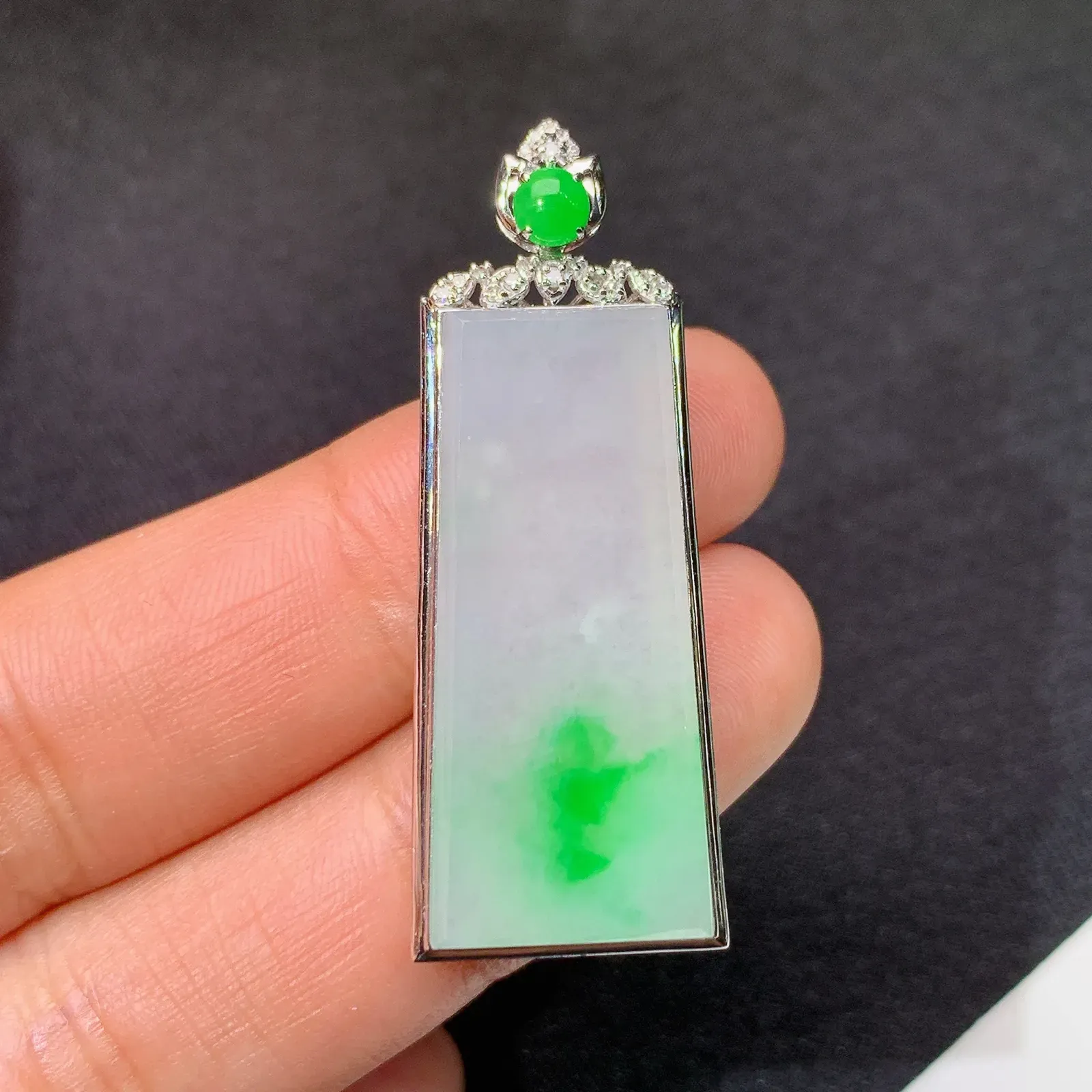 冰飘绿无事牌吊坠，18k金镶嵌，冰润色阳，种水足，Hl整体尺寸40*15*5.3