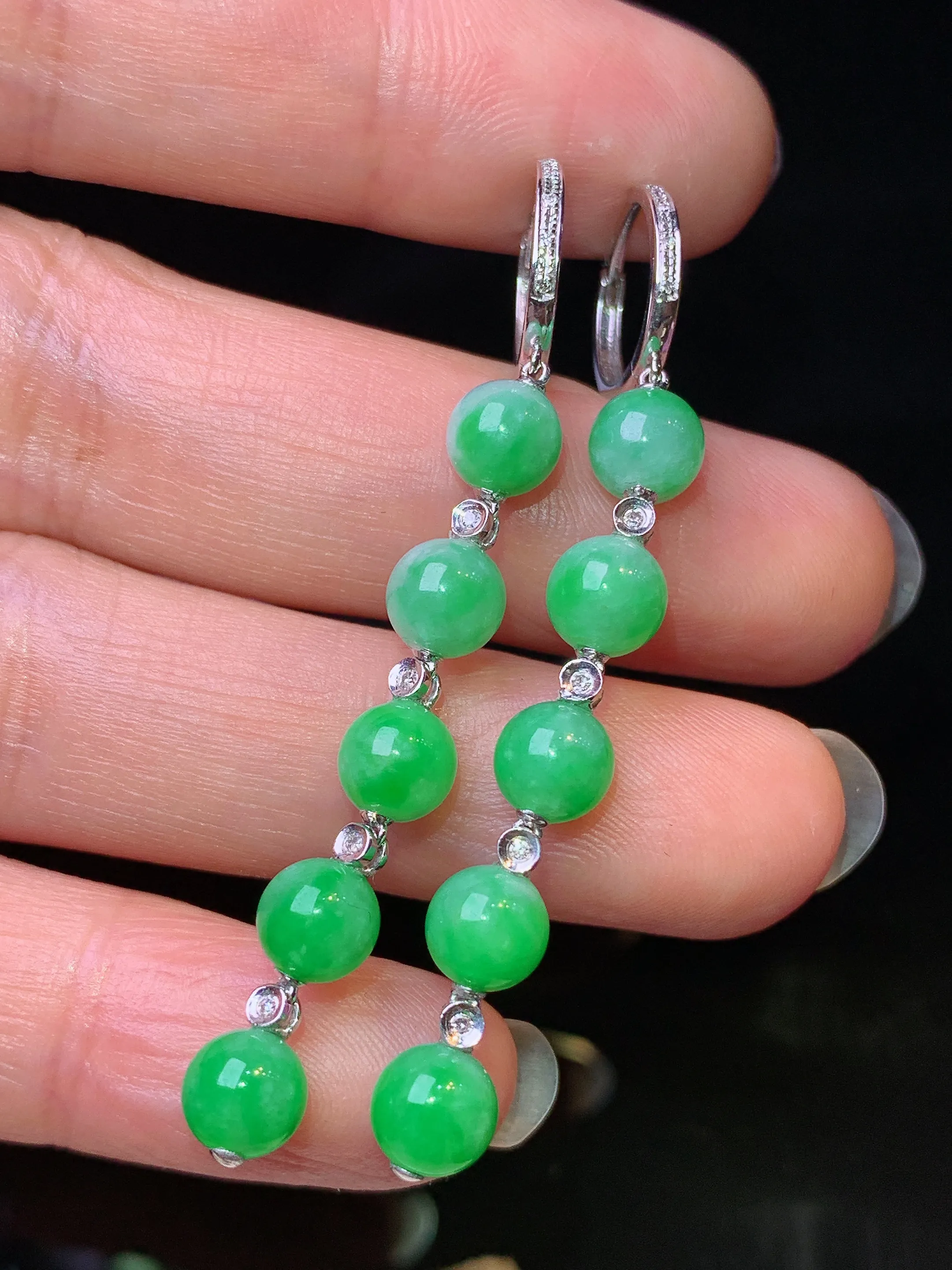 18k金钻镶嵌翠绿圆珠耳坠 玉质细腻 水润亮眼 整体尺寸52.5*5.7